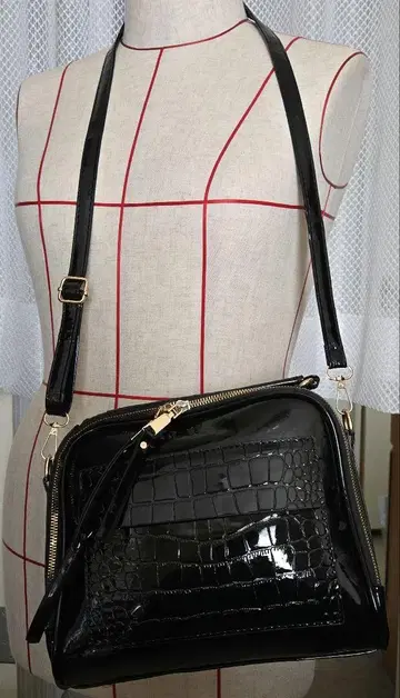 크로커다일 패턴 블랙 숄더백