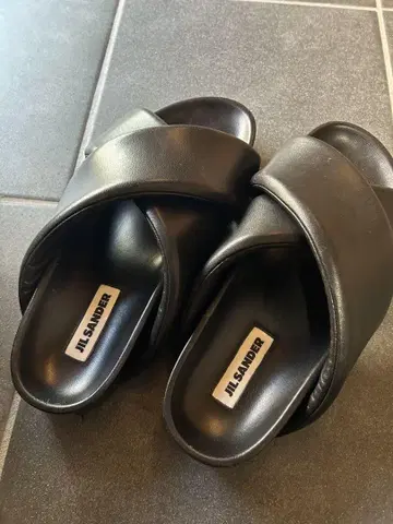 질샌더 블랙 크로스 스트랩 샌들