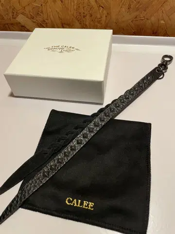 CALEE 가죽 스터드 키링 뜨개질 롱 타입 블랙
