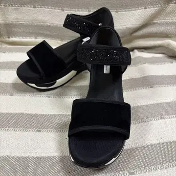 비쥬가 달린 블랙 샌들