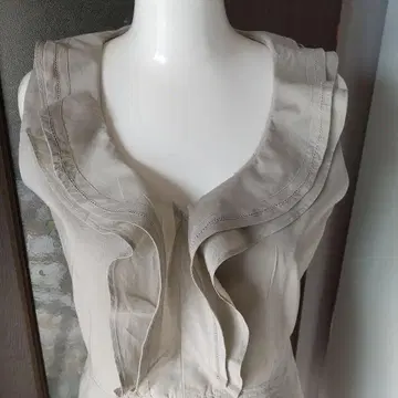 베이지 슬리브리스 무릎 기장 원피스 프릴