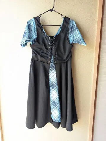 블랙과 파랑 체크 무늬 반팔 무릎 기장 원피스
