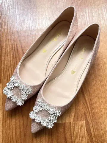 웨딩 신발 비쥬가 달린 글리터 펌프스 24.5cm