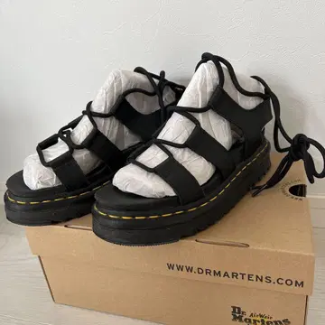Dr. Martens 블랙 레이스업 샌들