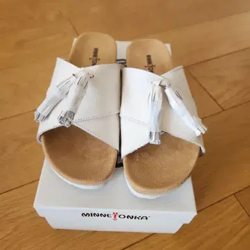 MINNETONKA 화이트 샌들