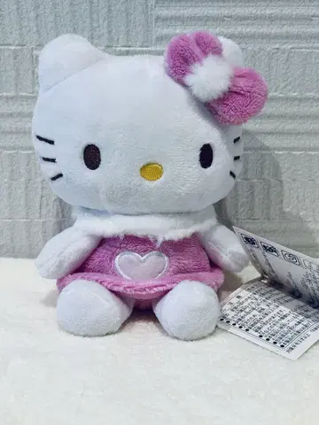 앉아있는 키티 하트 천사 택 포함