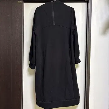 블랙 후드 부착 긴팔 원피스 스타일 라비