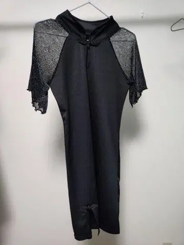블랙 하이넥 스커트 무릎 기장