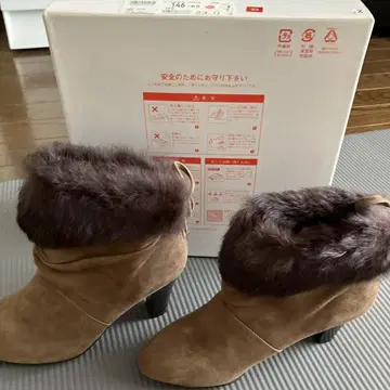 베이지 스웨이드 퍼 부츠