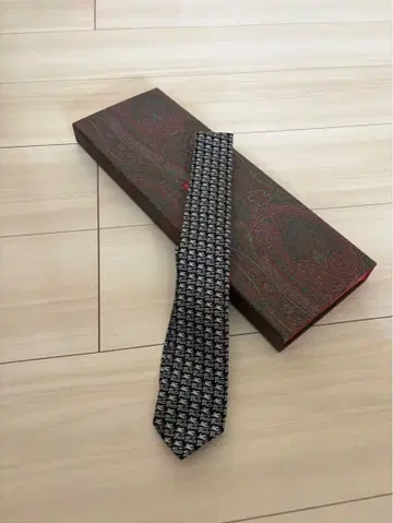ETRO 넥타이 블랙 베이스 화이트 패턴