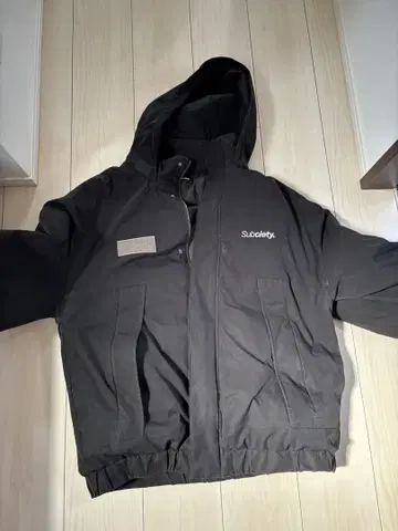 Subciety 후드 부착 블랙 다운 자켓