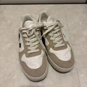 VEJA V-10 스니커즈 베이지/화이트/블랙