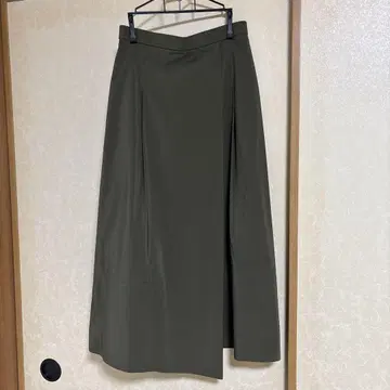 올리브 그린 플레어 스커트