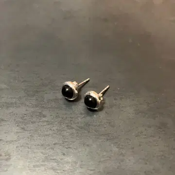 SILVER925 ONYX STUD EARRINGS/실버/귀걸이