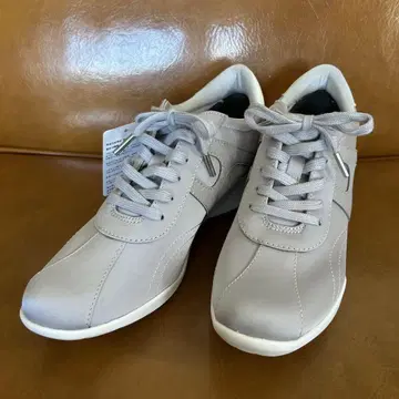 그레이 스니커즈 힐