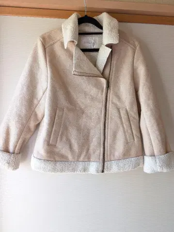 무스탕풍 베이지 자켓