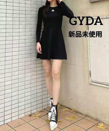 GYDA 플레이트 타이트 맨투맨 플레어 OP 블랙