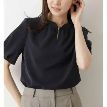 내추럴 뷰티 베이직 스탠드 넥 골드 포인트 블라우스