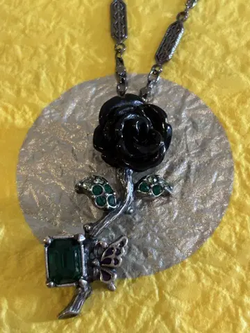 ANNA SUI 안나수이 검은 장미 목걸이