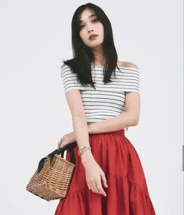 노스탤지어 오프숄더 리브 니트 풀오버 스트라이프 패턴