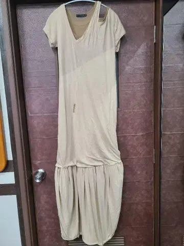 마리떼 프랑소와 저버 베이지 한쪽 어깨 디자인 롱 원피스