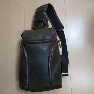 다크 브라운 가죽 숄더백