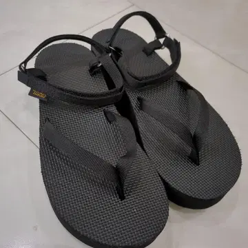 Teva 샌들