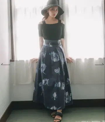 선셋 플라워 턱 플레어 스커트