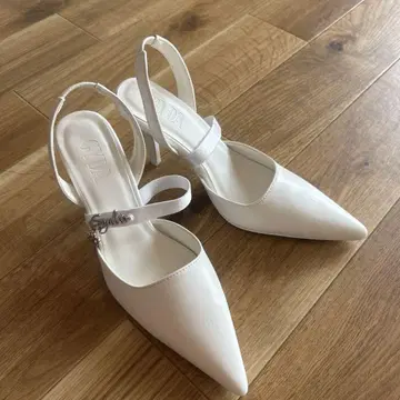 GYDA 화이트 펌프스