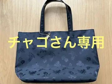 페이러 블랙 플라워 무늬 토트백 골드 참 포함