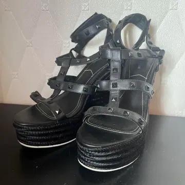 스터드 장식 블랙 웨지 샌들 25.5cm