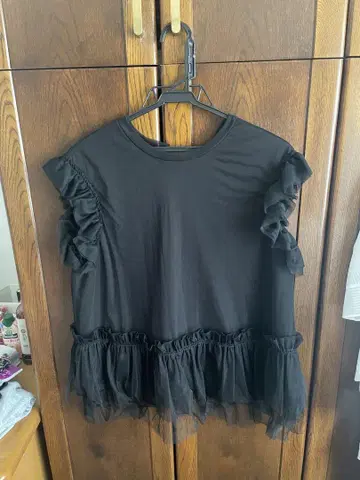 Frene 프릴이 달린 블랙 티셔츠 M 사이즈