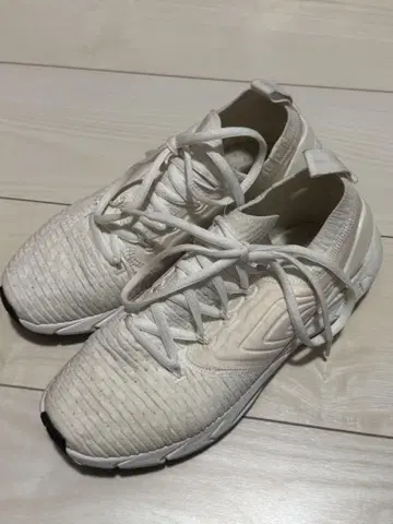Under Armour 23.5cm 화이트 러닝화 스니커즈