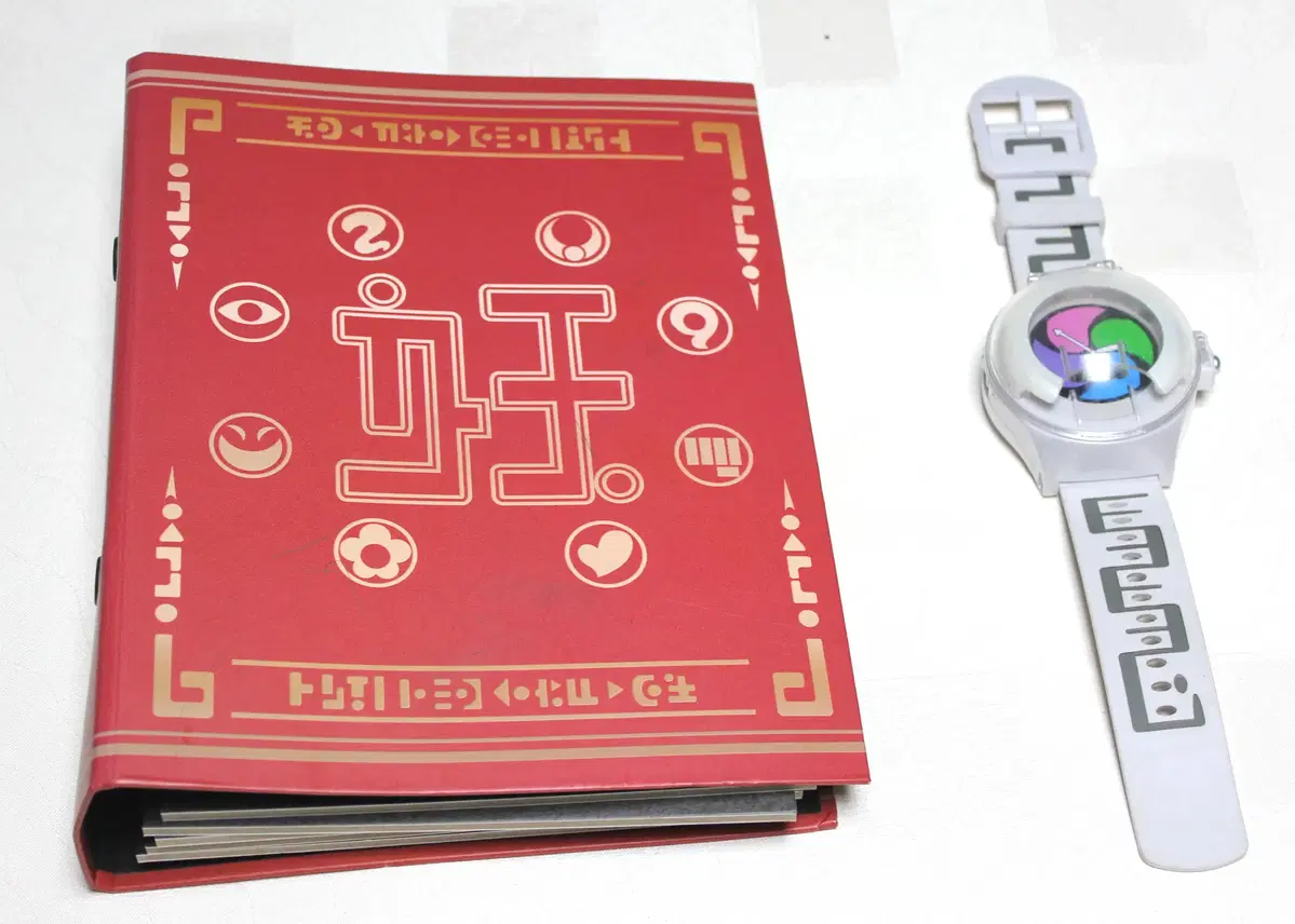 Yo-Kai Watch pre-release Volume 1 and DX White Watch toy set, shipping included, complete.