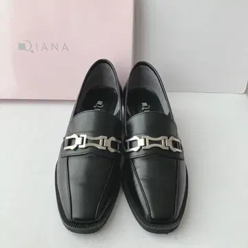 새상품급 DIANA 비트 금장 장식 로퍼 천연 가죽 블랙 22cm