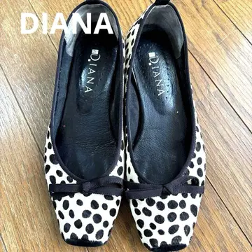 D. IANA 도트 무늬 플랫 슈즈