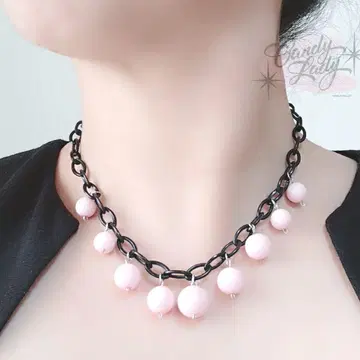 핑크와 블랙 목걸이 록앤롤 스타일