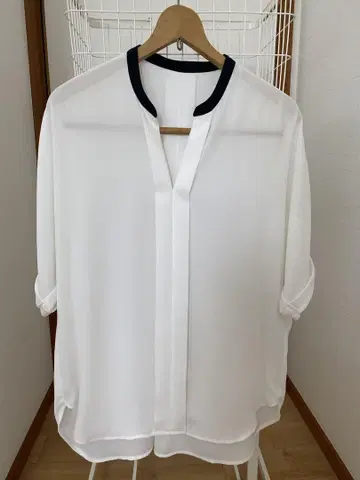화이트 쉬폰 V 넥 셔츠 네이비 카라 부착