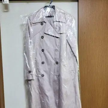 베이지 더블 브레스트 트렌치코트