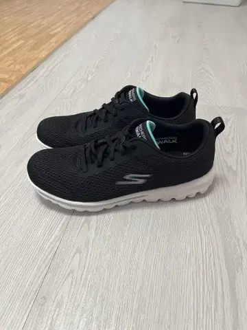 스케쳐스 GOwalk 블랙 스니커즈 24.5