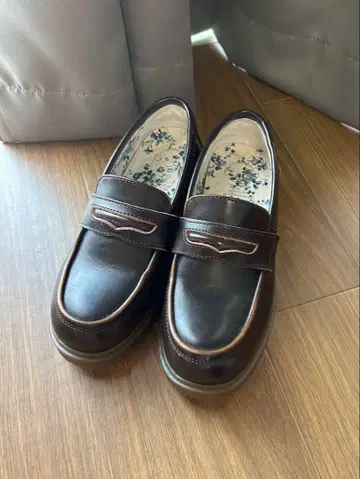 브라운 천연 가죽 통굽 로퍼 22.5