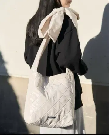 OUTDOOR 빅 리본 숄더 퀼팅 토트 아웃도어