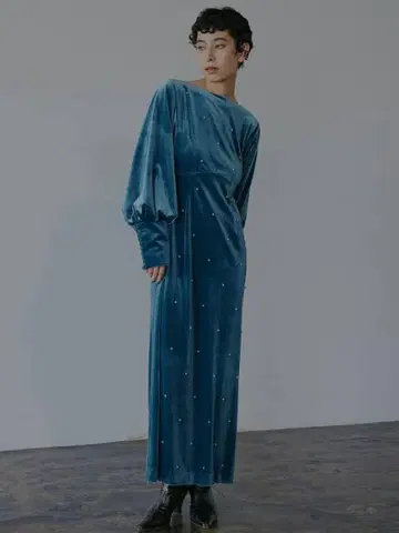 백 오픈 진주 벨벳 드레스 아메리