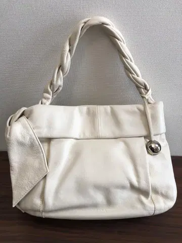 화이트 가죽 숄더백