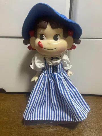 파란색과 흰색 스트라이프 드레스 피규어