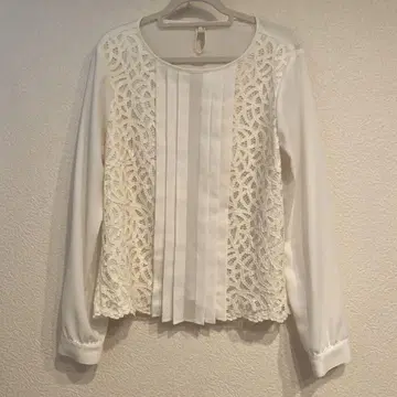 뉴요커 화이트 레이스 플리츠 긴팔 블라우스