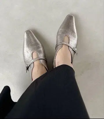 소프트 스퀘어 U 컷 벨트 플랫 펌프스 에탄 25.0cm