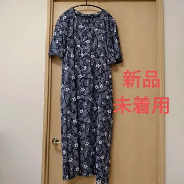 네이비와 화이트의 꽃무늬 원피스