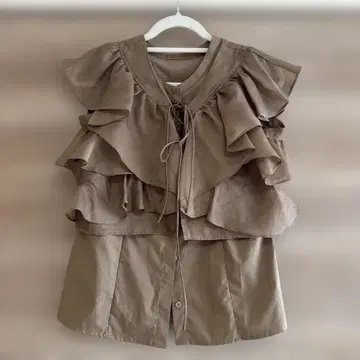 코코딜 프릴이 달린 브라운 슬리브리스 셔츠
