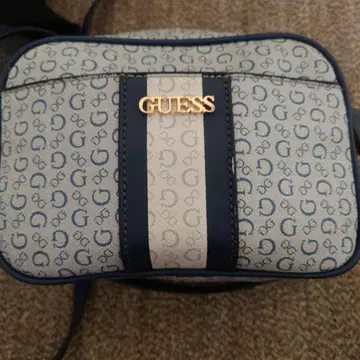 GUESS 숄더백 파랑/화이트
